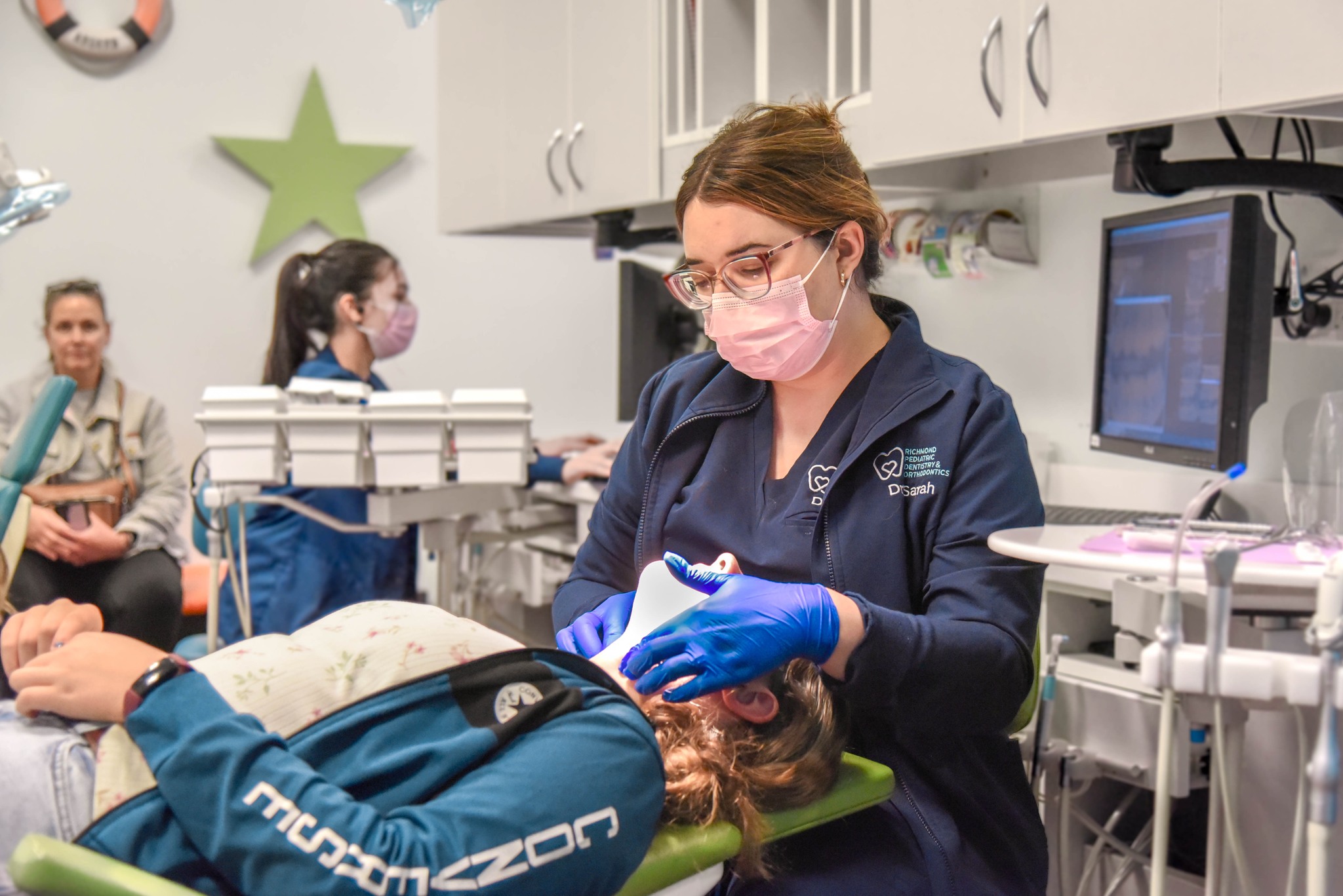 Kids dentist that accepts Medicaid in Richmond performs a gentle exam at RPDO