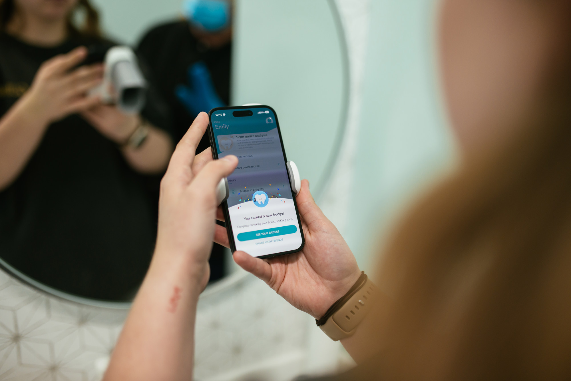 Dental Monitoring app screen showing a completed scan under analysis and a patient progress badge